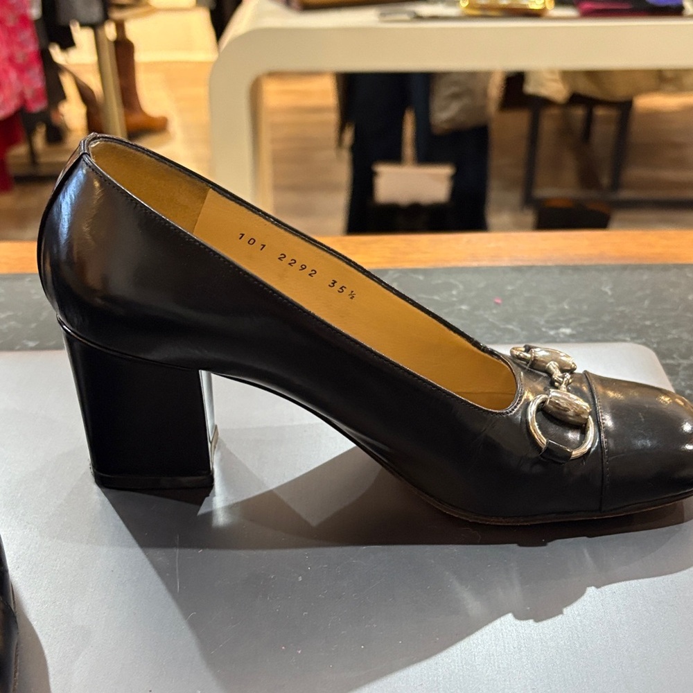 Gucci Women's Black Leather Flats with Silver Accents - Picture 3 of 3